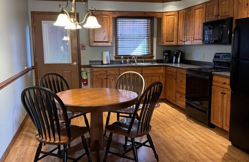 Colliersville Apartamento | Redwood Inn & Suites - Apartment C - impeccably clean motel between CDP & ASV
