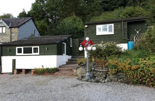 Corwen Chalet De Esquí | Redwood Lodge, Dee Valley Stays - cosy microlodge with detached private shower & WC