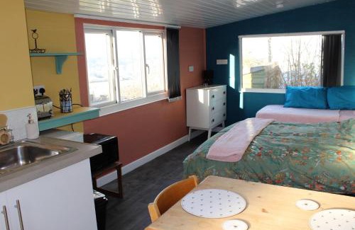 Corwen Chalet De Esquí | Redwood Lodge, Dee Valley Stays - cosy microlodge with detached private shower & WC