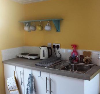 Corwen Chalet De Esquí | Redwood Lodge, Dee Valley Stays - cosy microlodge with detached private shower & WC