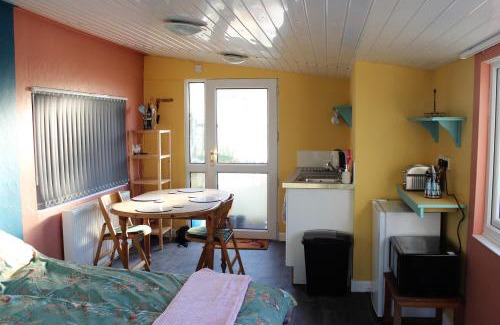 Corwen Chalet De Esquí | Redwood Lodge, Dee Valley Stays - cosy microlodge with detached private shower & WC