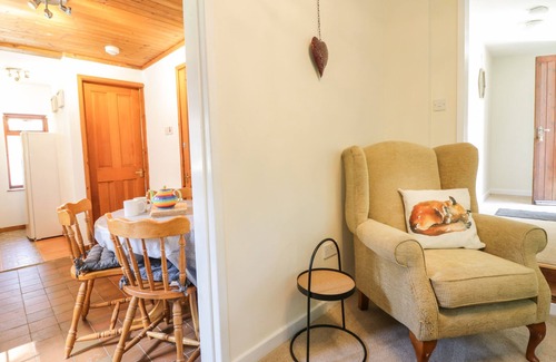Bwlchgwyn Cabaña | REDWOOD LODGE, romantic, character holiday cottage in Brymbo