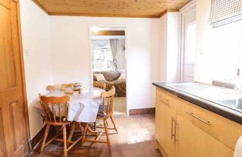 Bwlchgwyn Cabaña | REDWOOD LODGE, romantic, character holiday cottage in Brymbo