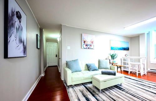 Wilmington Apartamento | Redwood loft at Park Place King bed walk in closet fast WIFI and free coffee