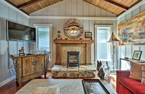 Guerneville Casa | Redwoods Cabin with Hot Tub Walk to Russian River!