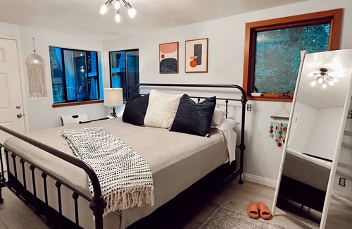 Watsonville Cabaña | Redwoods Mountain Cottage wKing Bed