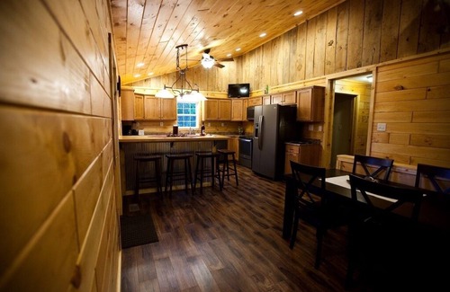 Murphysboro Cabina | Reece Ridge Cabins. Disfrute de una estancia tranquila relajante en el Área de Premier cabina.