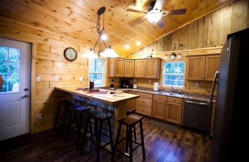 Murphysboro Cabina | Reece Ridge Cabins. Disfrute de una estancia tranquila relajante en el Área de Premier cabina.