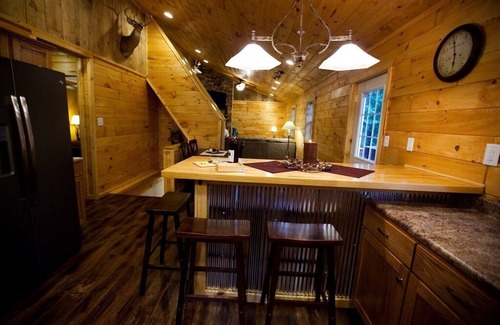 Murphysboro Cabina | Reece Ridge Cabins. Disfrute de una estancia tranquila relajante en el Área de Premier cabina.