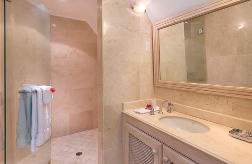 Reeds Bay Condominio | Reeds Penthouse 14 | Beach Front - Located in Beautiful Saint James with Private Pool