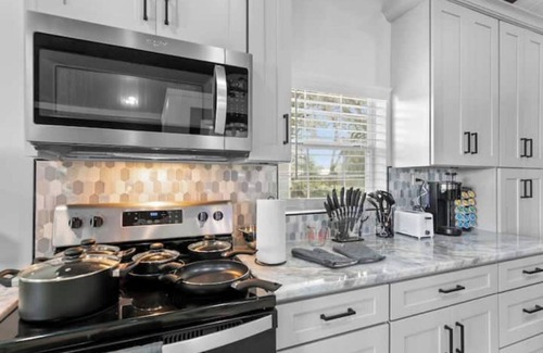 Northside Casa | New Luxury Island Oasis! Bubble Wall, King Bd, W/D