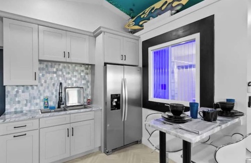 Northside Casa | New Luxury Island Oasis! Bubble Wall, King Bd, W/D