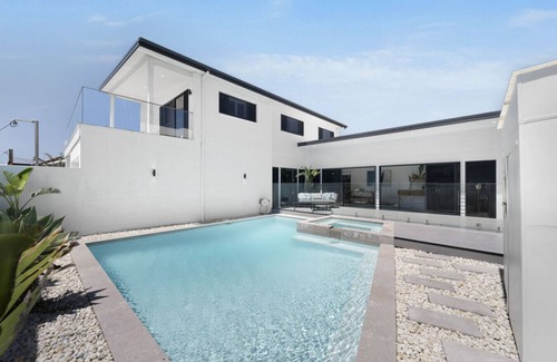 Anna Bay Casa | REEF Luxury Home, Ocean View, Large Pool & Hot Spa