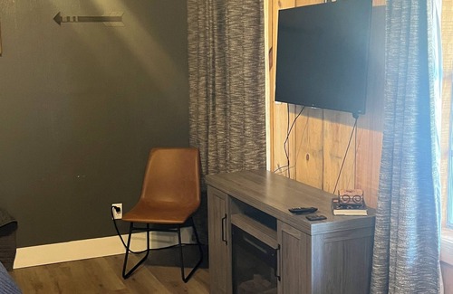 Mead Cabina | Reel Em Inn: Cozy, Clean, 1 Mile from Lake Texoma! Perfect for Weekend Getaways