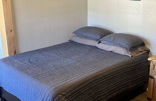 Mead Cabina | Reel Em Inn: Cozy, Clean, 1 Mile from Lake Texoma! Perfect for Weekend Getaways
