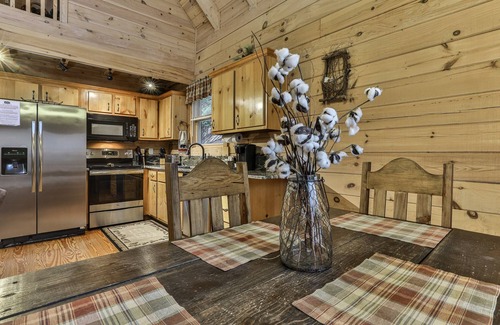 McCaysville Cabina | Reeling 'Em Inn - River Front, Excellent WiFi, Fire Pit