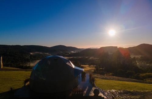 Rancho Queimado Casa | Refúgio nas Nuvens, Domo Omega Luxuoso com Fogo de Chão e Hidro Panorâmica