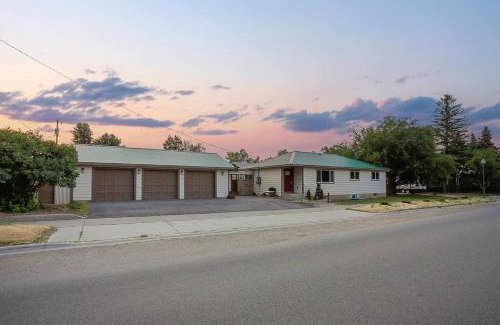 Livingston Casa | Refined 6br Moose & Bear Lodge By Sweetheart Stay