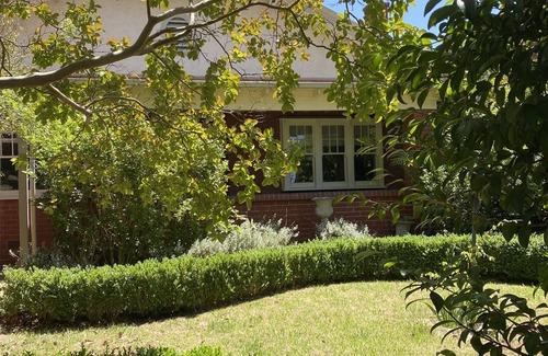 Camberwell Casa | Refined elegance close to transport, cafes, parks