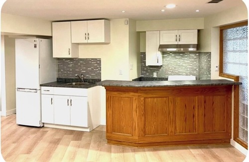Upper Lonsdale Casa | Refined North Shore 3BR Retreat