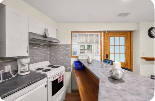 Upper Lonsdale Casa | Refined North Shore 3BR Retreat