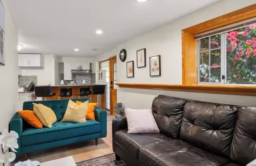 Upper Lonsdale Casa | Refined North Shore 3BR Retreat