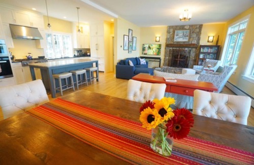 Mount Sunapee Casa | Refined Sunapee Lakefront Home for Weekly Rental