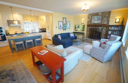 Mount Sunapee Casa | Refined Sunapee Lakefront Home for Weekly Rental