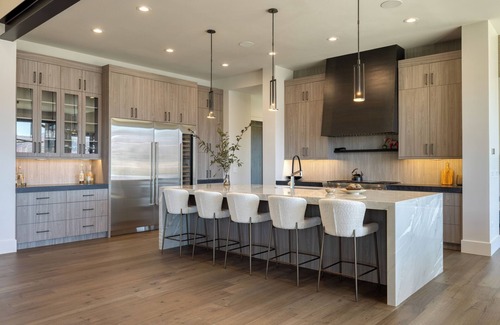 Hideout Casa | Reflection by AvantStay | Sleeps 18 + Lake Views | Hot Tub + Game Room