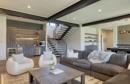 Hideout Casa | Reflection by AvantStay | Sleeps 18 + Lake Views | Hot Tub + Game Room