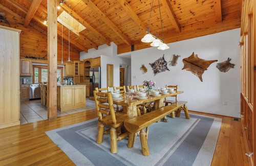 Mill Hall Cabina | Reflection Ridge an Epic Mountain Cabin w/ Pickleball, Sauna, Theatre, Golf-Sim, Pond & Hot Tub
