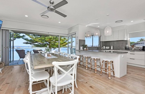 Soldiers Point Casa | Reflections at Sunset Beach - a stunning 5-bedroom, absolute waterfront property at Soldiers Point