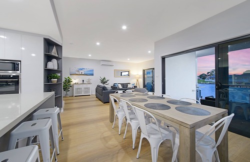 Port Macquarie Casa | BEAUTIFUL 4 BEDROOM CANAL WATERFRONT HOME