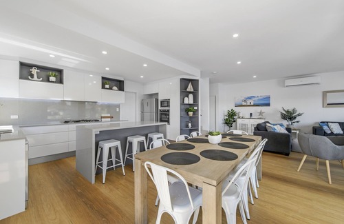 Port Macquarie Casa | BEAUTIFUL 4 BEDROOM CANAL WATERFRONT HOME