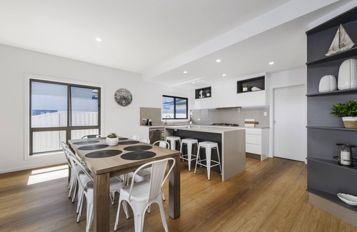 Port Macquarie Casa | BEAUTIFUL 4 BEDROOM CANAL WATERFRONT HOME
