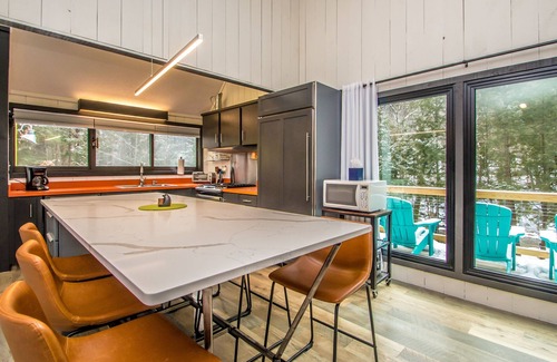 Bartlett Chalet De Esquí | Refreshed 1970's Chalet - Perched on the Saco River. Minutes to Attitash.