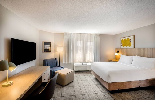 Exchange Place North Hotel | Refreshed, Relaxing & Always Iconic! Pet-Friendly Unit with Pool!