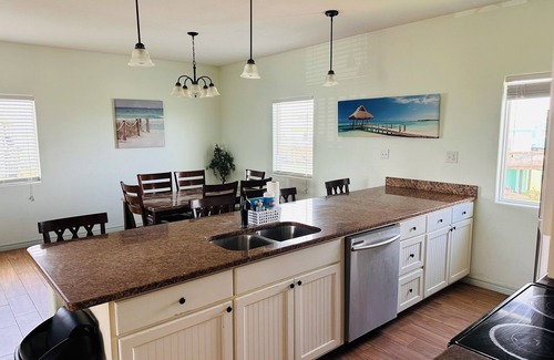 Port Aransas Casa | Refreshing 4 Bedroom Beach Apartment. 5 minute walk to Beach. STRP #2024-017250