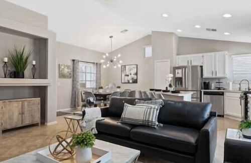 North Las Vegas Casa | ❤️Refreshing Pool House: 3BR in Vegas with BBQ