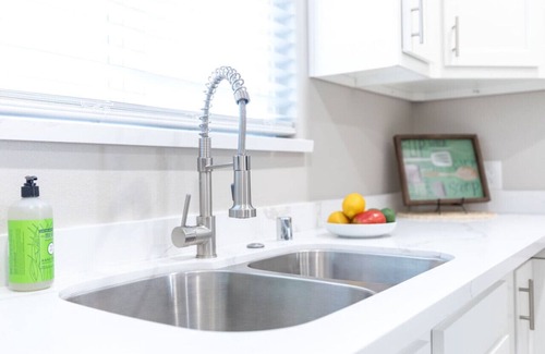 Ridgecrest Casa | Refreshing & Spotless-4 Bathrooms