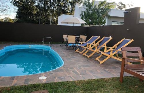 Aguas de Santa Barbara Casa | Refugio 4 suites com ar condicionado e piscina