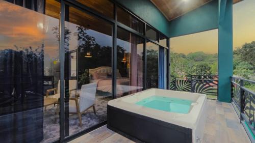 Peñas Blancas Villa | Refugio Turquesa-King bed and balcony with jacuzzi, fast Wifi, EV powering included! Only 5 minutes from La Fortuna