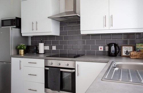 Belfast Casa | Refurbished Belfast Home, 10 mins from centre with parking!