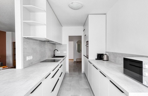 Schottenfeld Apartamento | Refurbished Neubau 2BR w/ Balcony & Elevator, nr U6, by Blueground