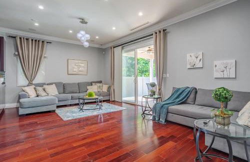 Valley Glen Casa | Regal 4 bed with hot tub close to Universal sleeps 15