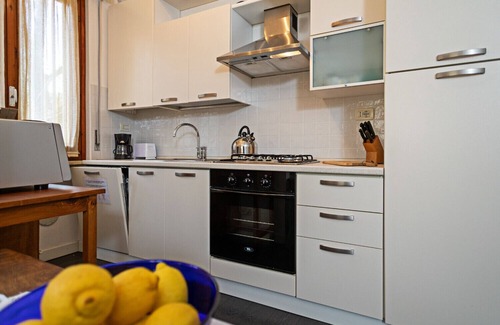 Montioni Apartamento | Regarda - "Edda" three-room apartment with swimming pool in the centre of Lazise