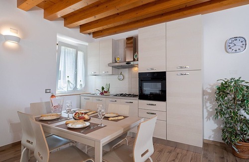 Bardolino Chalet De Esquí | Regarda - Romantic apartment Casa Rossa 1 with wifi, air conditioning