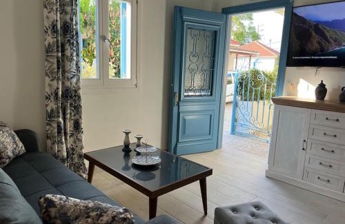 Fiskardo Apartamento | Reginas Studios & Apartments- Blue Flower apartment