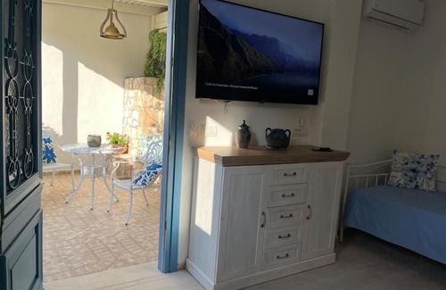 Fiskardo Apartamento | Reginas Studios & Apartments- Blue Flower apartment