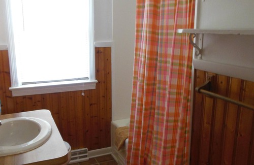 Dewey Beach Cabaña | Rehoboth Bay Cottage - Vista a la bahía, ideal para familias, 1 1/2 manzana a pie de la playa del océano